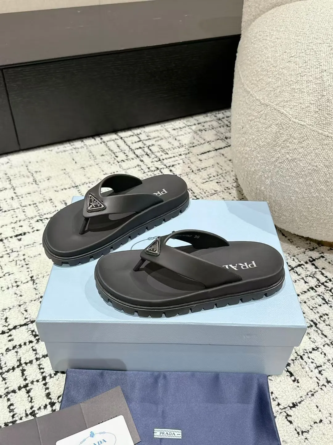 👟👟Ex-factory price 420👟👟 Men's size +10 Couple model Prada 24/ Hot summer hot thick-soled herringbone flip-flops Prada's herringbone flip-flops are a must-have and versatile style for the travel season! ✔️Code number: 39-45 for men, 35-40 for women (customized 40 for women, 45 for men)